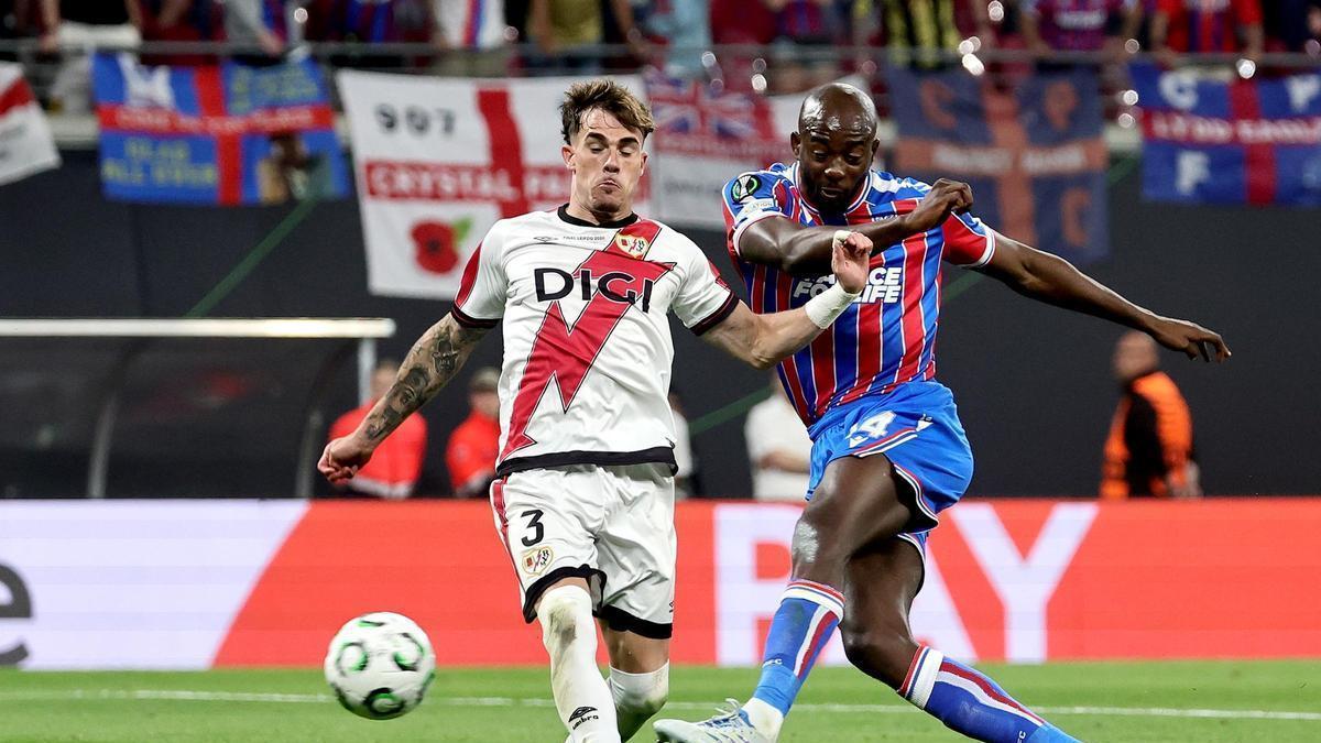 Chavarría pugna por un balón con Mateta, del Crystal Palace, en la final de la Conference en Leipzig.