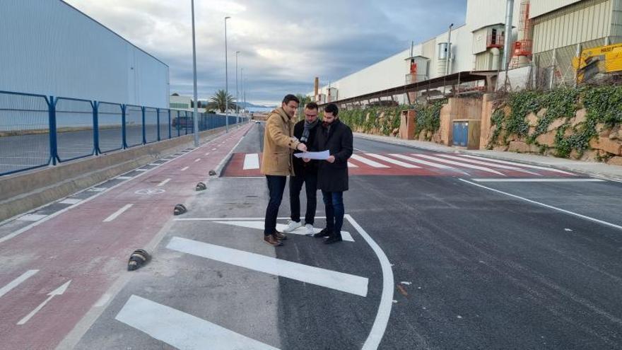 REALIDADES. El equipo de gobierno posa en la obra terminada de la calle Enrique Grangel Girona.