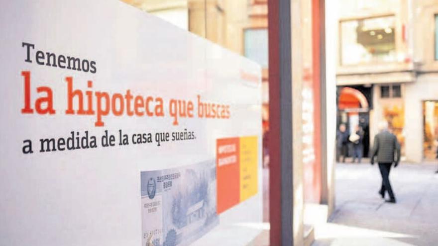 Anuncio de hipotecas en una oficina bancaria de la capital zamorana.