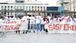 Los feriantes muestran su enfado con el Ayuntamiento de Zaragoza en la plaza del Pilar