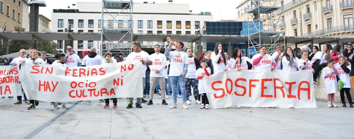 Los feriantes, este viernes en su protesta en la plaza del Pilar.