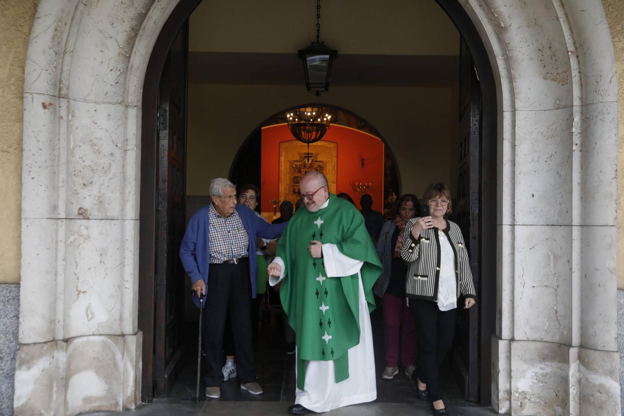 EN IMÁGENES: Así fue el exorcismo del nuevo párroco de Llaranes, Miguel Alderete