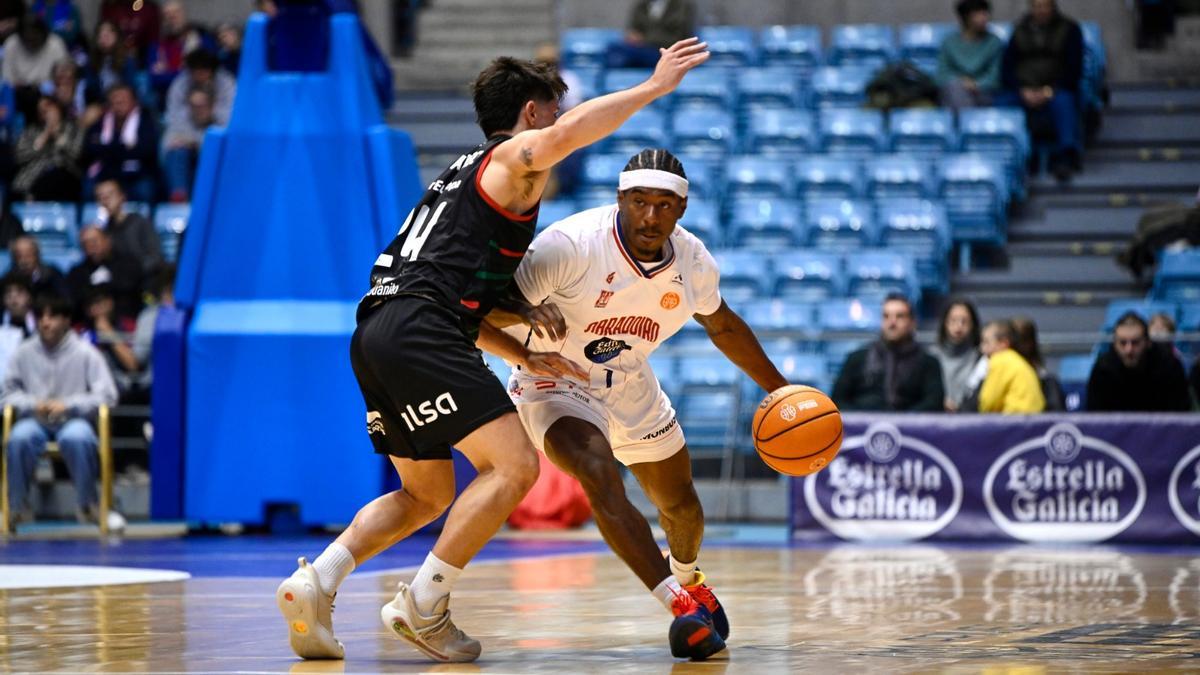 Micah Speight encara a un rival en el partido entre el Obradoiro y el Fibwi en Santiago.