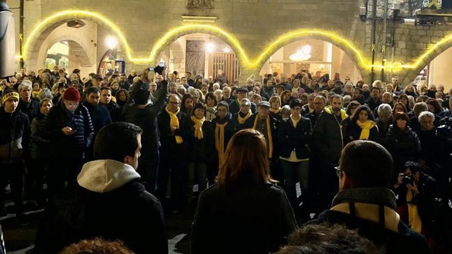 La plaça del Vi de Girona s&#039;omple per rebutjar les resolucions de la JEC contra Torra i Junqueras