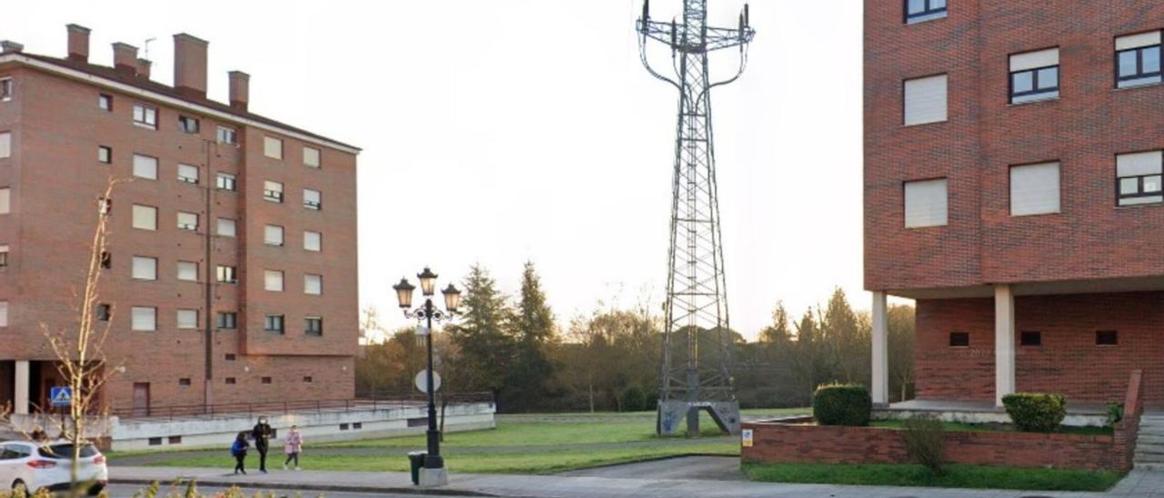 La torre de alta tensión situada entre los números 8 y 10 de la calle Media Legua de La Corredoria. | LNE