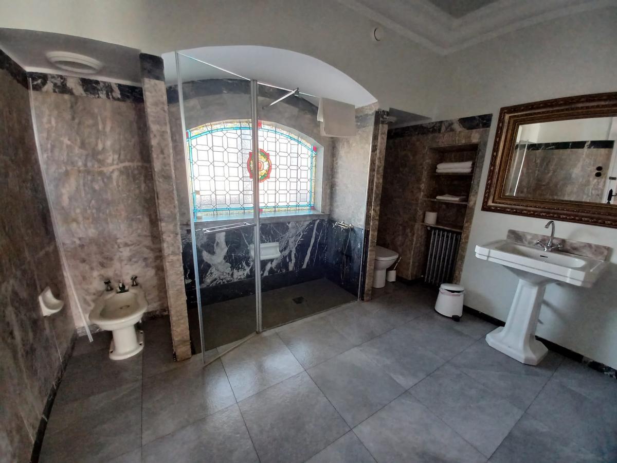 Baño original de la casa, donde solo se ha retirado la bañera del hueco donde ahora hay una ducha.