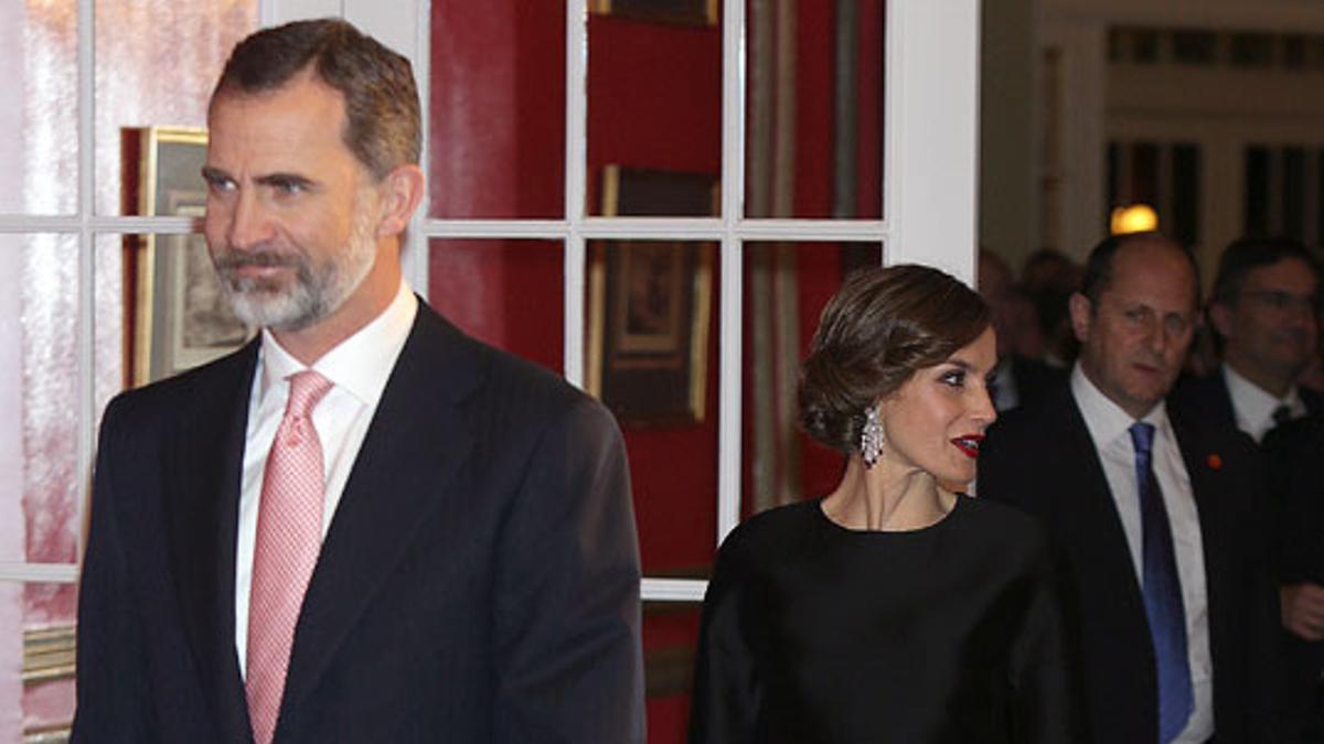 El look de Letizia Ortiz con dos trenzas y plumas