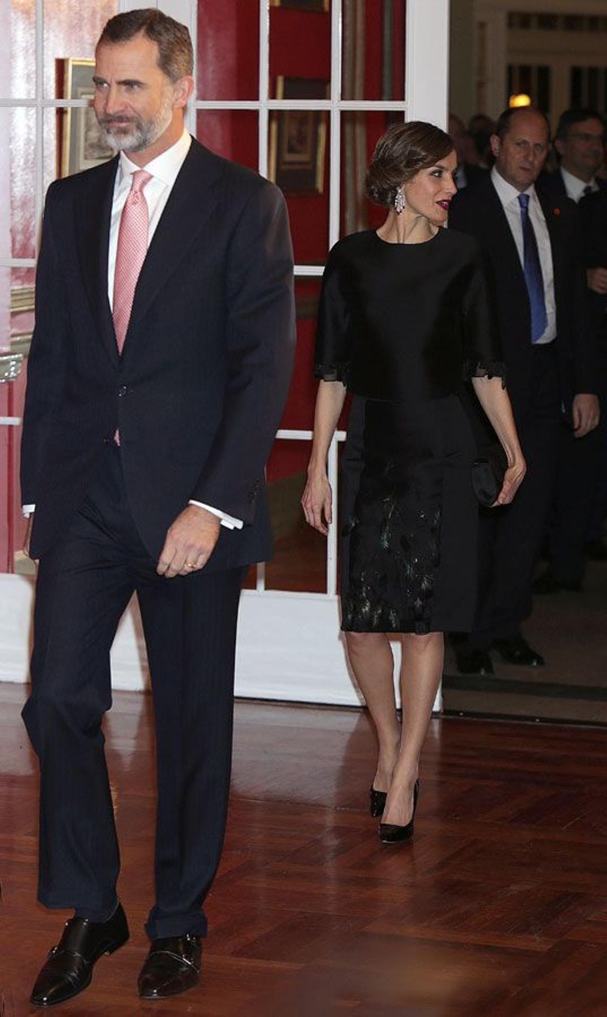 Letizia Ortiz con vestido de plumas junto a Felipe VI