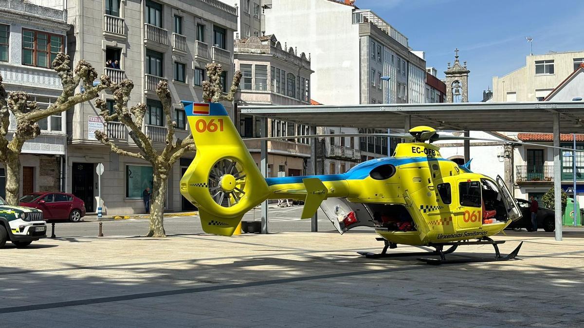 O helicóptero medicalizado do 061 aterrou na Praza do Recheo, en Ponteceso