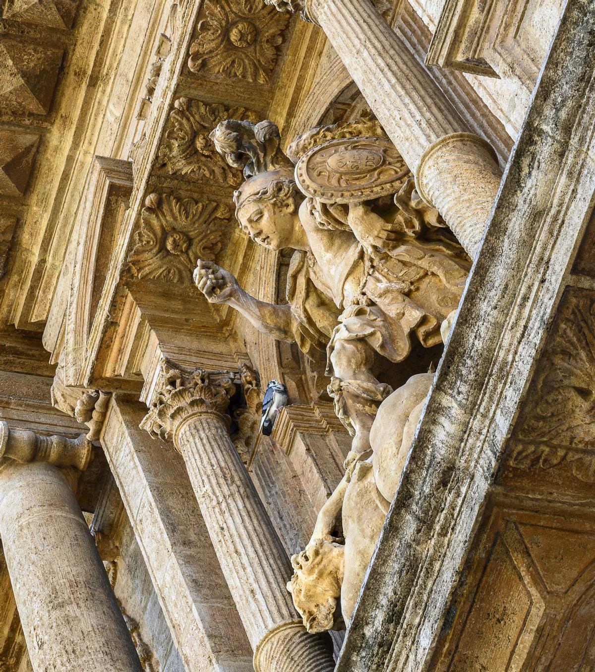 Detalle de la fachada de la iglesia de San Miguel de los Reyes.