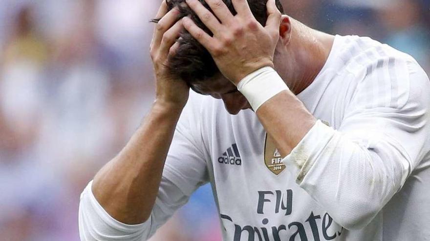 Cristiano se lamenta de una ocasión fallida, ayer, en el Bernabéu. // Efe