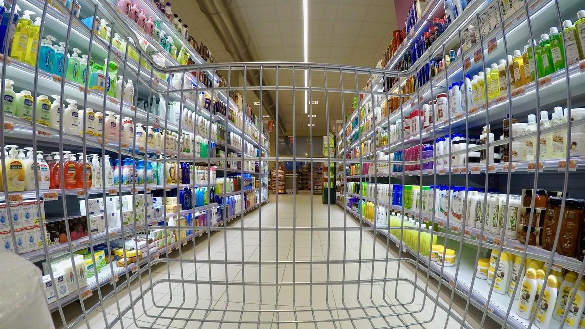 Un carrito de la compra en un supermercado.