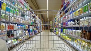 Un carrito de la compra en un supermercado.