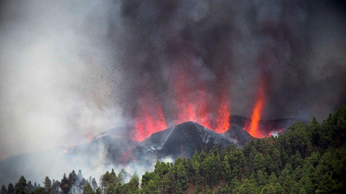 Así son las enormes rocas que arrastra la lava en La Palma