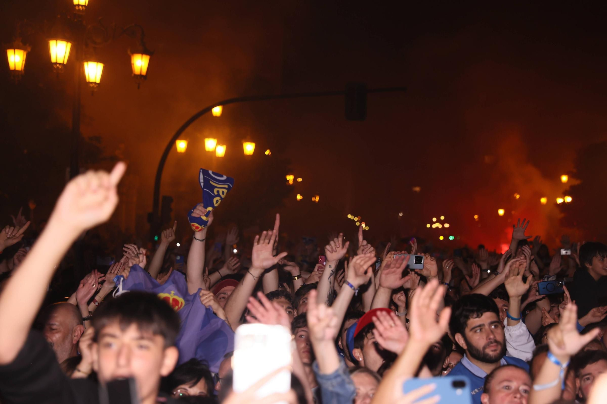 EN IMÁGENES | Así se celebró el ascenso del Oviedo a Primera: la afición estalla en una noche histórica