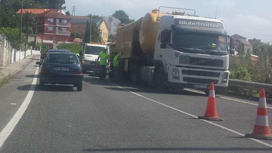 Los trabajos de asfaltado, ayer en Tirán.