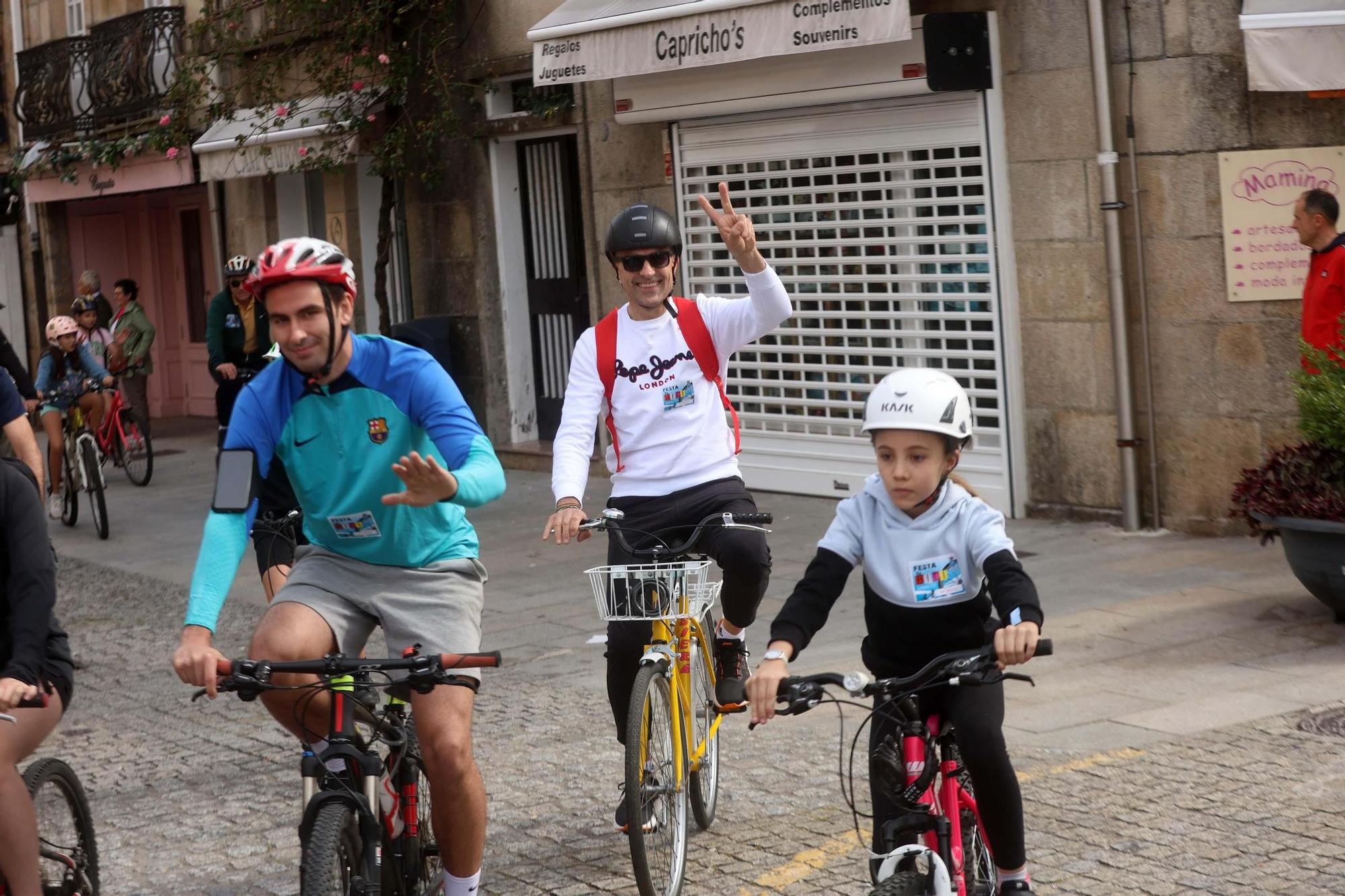 Participantes en la fiesta de la bicicleta de Cambados.