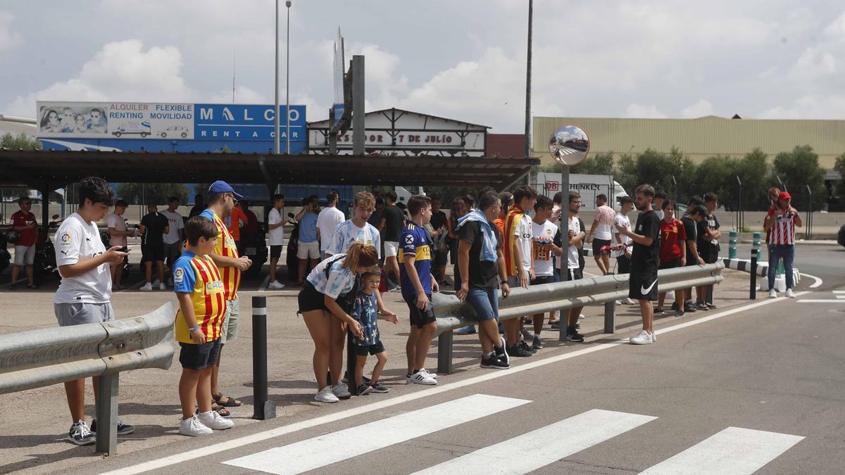 Aficionados esperan a Cavani.