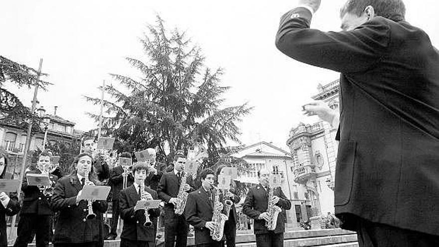 La Banda de Música de Avilés, durante su actuación en la plaza de Álvarez Acebal.