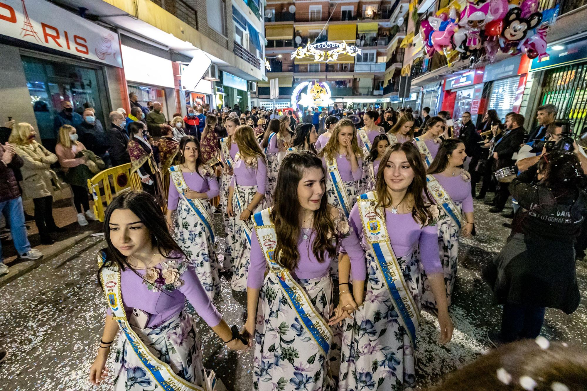 El desfile de carrozas y  el castillo de fuegos artificiales cierran las Fiestas de Benidorm