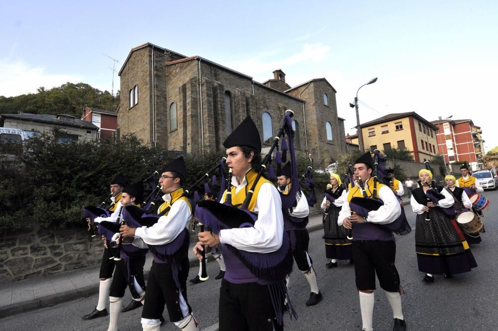 Desfile de carrozas en las fiestas del Cristo de Turón