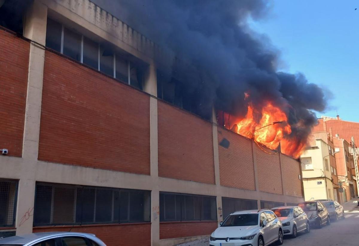 Un aparatós incendi en una nau industrial de Terrassa mobilitza 13 dotacions de Bombers