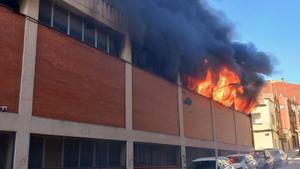 Un aparatós incendi en una nau industrial de Terrassa mobilitza 13 dotacions de Bombers