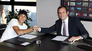 El davanter brasiler rubrica, davant de Sandro Rosell, l’acord que l’uneix al club blaugrana fins al 30 de juny del 2018.
