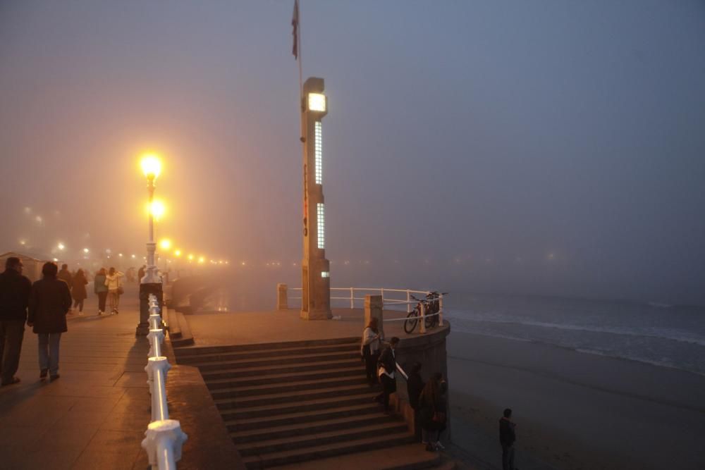 Visibilidad nula en el paseo del Muro en Gijón por la niebla