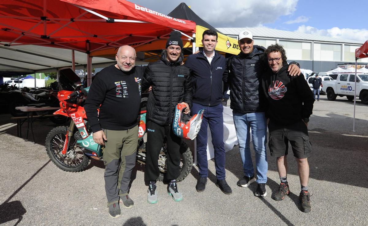 El alcalde, Gonzalo Louzao, y los organizadores Javi Campos y Javi Quintas, con Joan Pedrero y Javi Vega. | BERNABÉ/JAVIER LALÍN