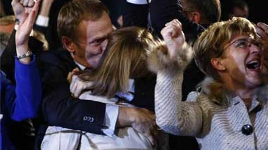 El liberal Tusk vence con holgura en unas elecciones polacas caóticas