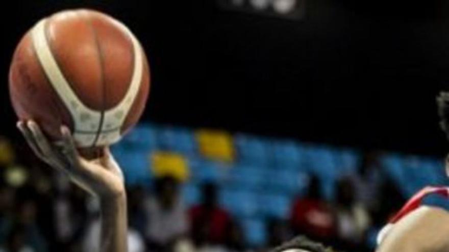 Noah Bigirumwami refuerza el juego interior del Alimerka Oviedo Baloncesto