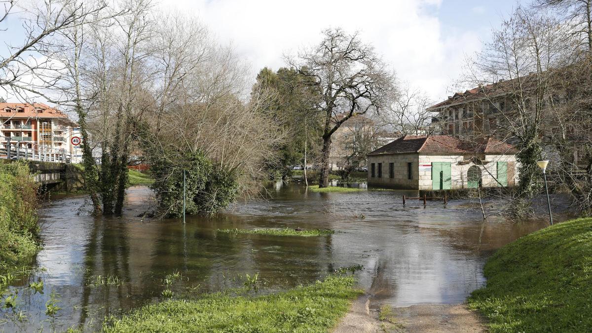 La crecida del río Miñor provoca inundaciones a su paso por Gondomar