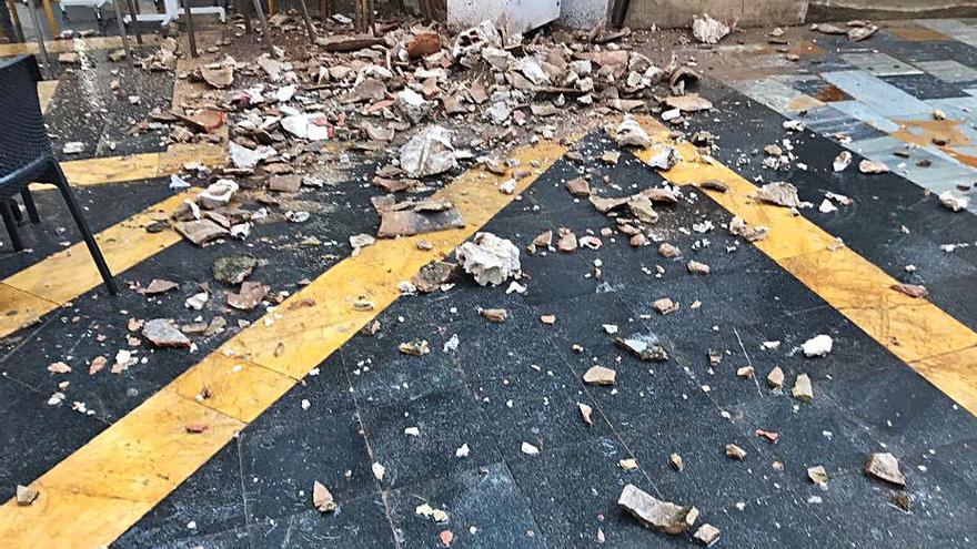 Cascotes en las calles de Lorca tras la tormenta. | L.O.