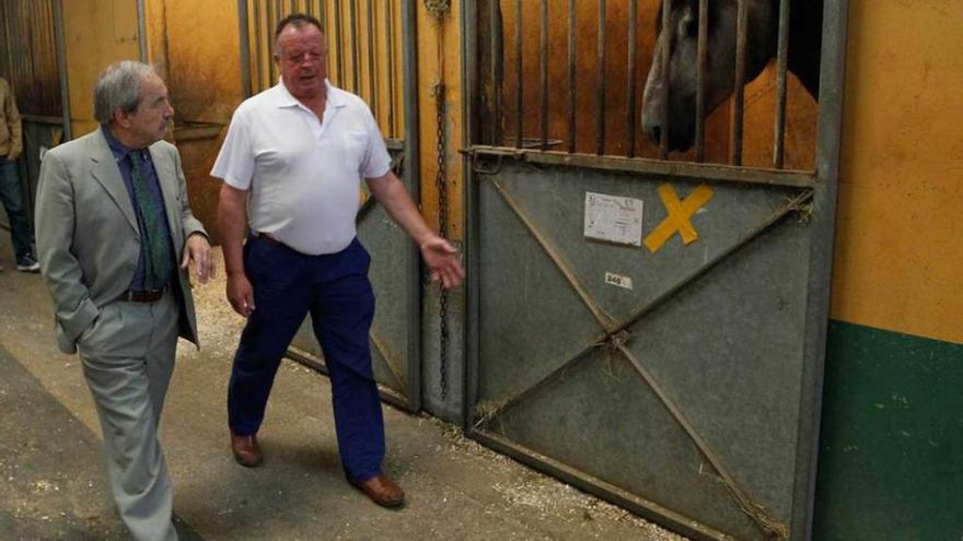 Una herencia envenenada. Wenceslao López, a la izquierda de la imagen durante una visita al hípico, se propuso nada más acceder a la Alcaldía solucionar el problema de El Asturcón, heredado del gobierno del PP.