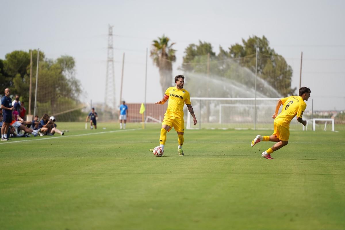 Samu Vázquez controla el balón durante el primer amistoso.