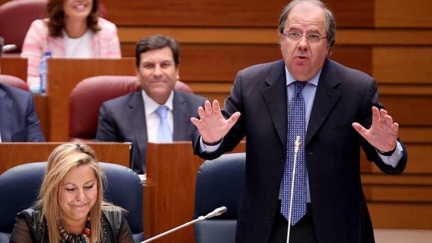 La vicepresidenta Valdeón y el presidente Herrera, en el Pleno.