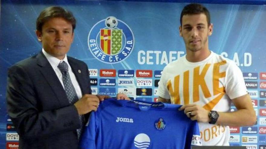 Álvaro Vázquez, a la derecha, junto al director deportivo del Getafe, Toni Muñoz. / efe