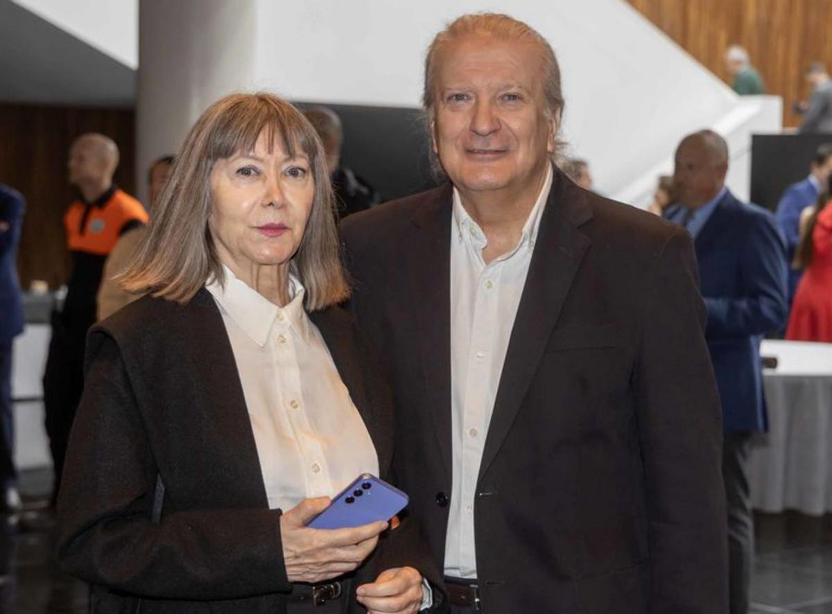 El escritor y miembro del Consell Valencià de Cultura Gerardo Muñoz, junto a la también escritora Puri Eisman, antes del comienzo de la entrega de premios celebrada en el ADDA.