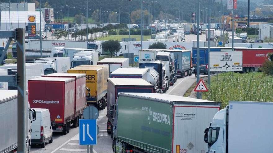 Camiones atascados en las colas de hasta 19 kilómetros formadas ayer en la frontera de La Junquera. // Efe