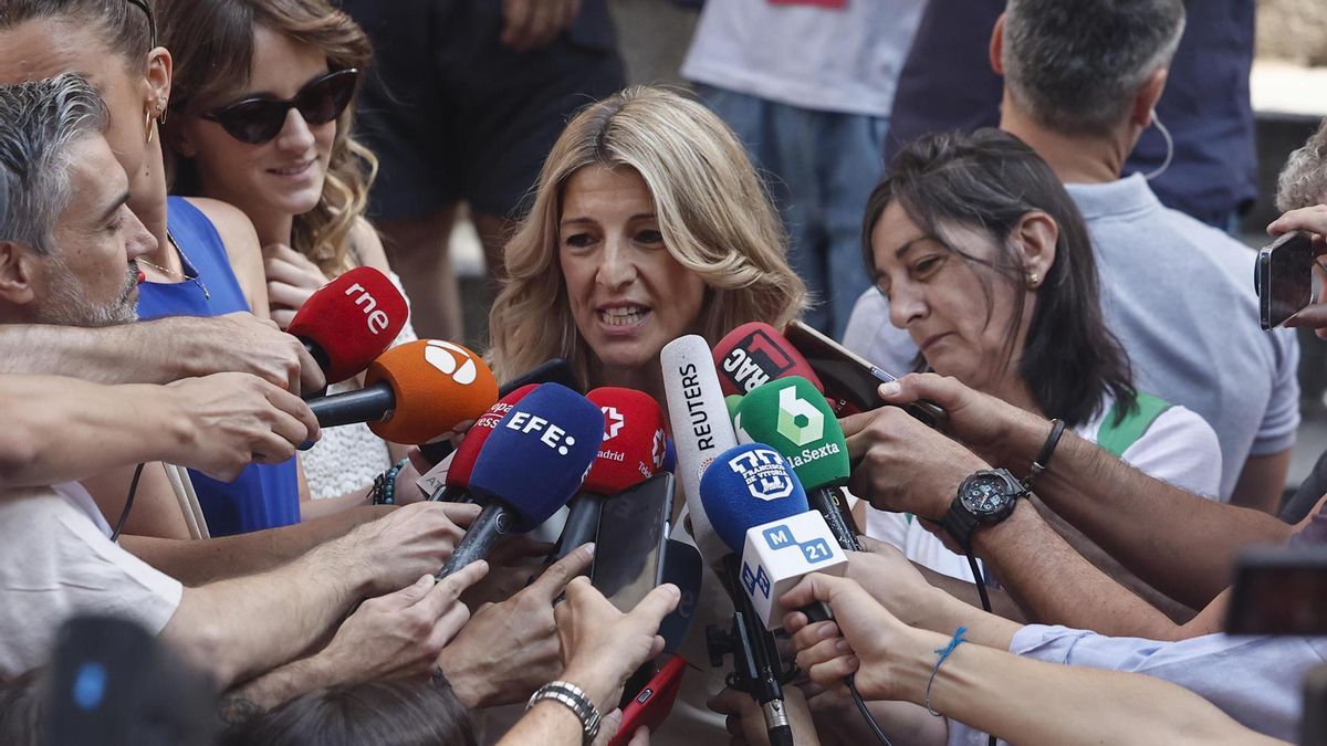 Yolanda Díaz haciendo declaraciones a la prensa.