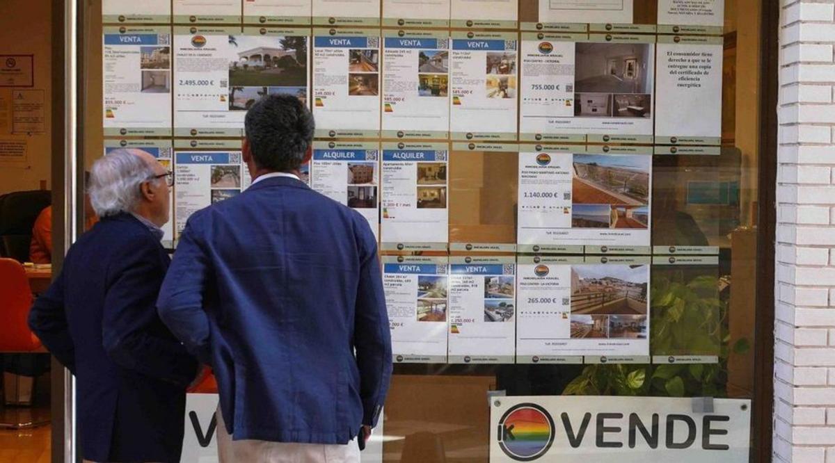 Una agencia inmobiliaria en Málaga, donde el precio de la vivienda está disparado. Mercado inmobiliario. Venta pisos