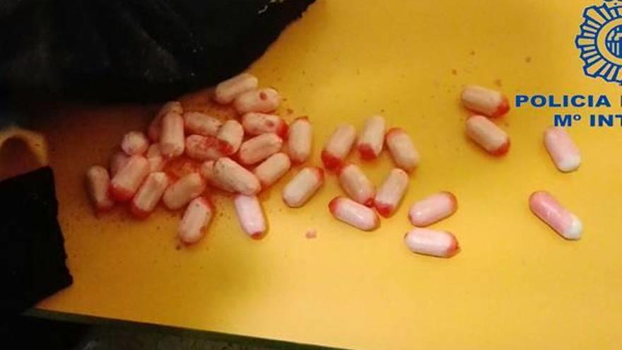 Un pasajero traía 90 cápsulas  de cocaína dentro de un jersey