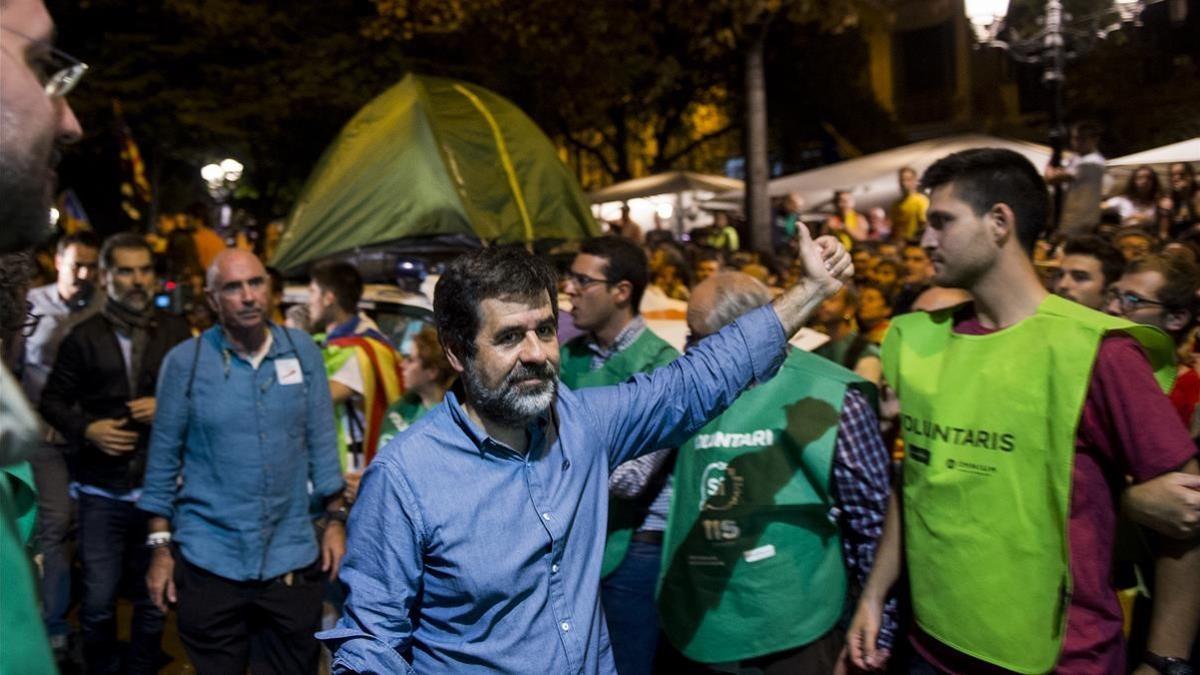 Jordi Sànchez levanta el pulgar hacia los manifestantes frente a la sede de Economia, el 20-S del 2017.