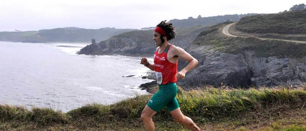 Manu Guerreiro, liderando el trail por la senda costera de Navia.