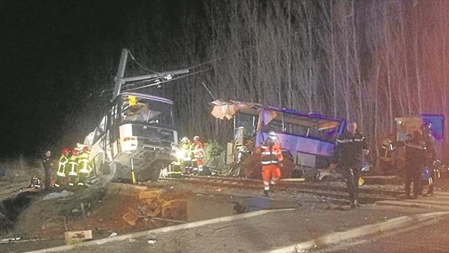 Cuatro niños mueren al arrollar un tren un bus escolar en Perpiñán