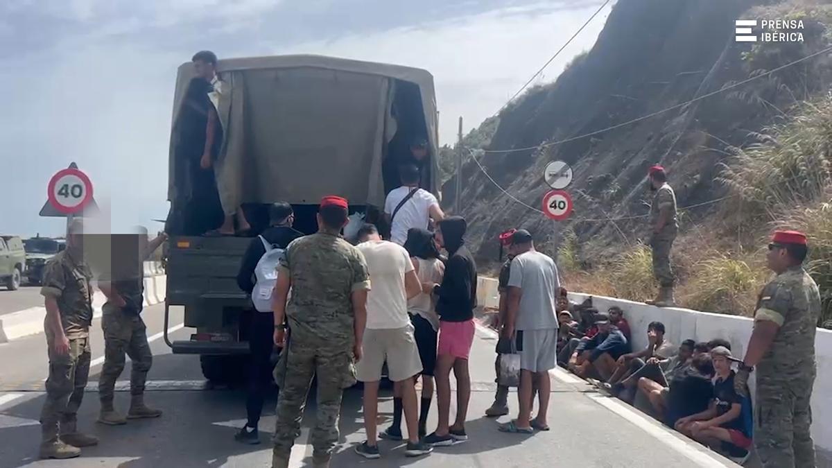 El Ejército transporta a centenares de migrantes desde las barriadas de Ceuta de vuelta a la fronteraEl Ejército transporta a centenares de migrantes desde las barriadas de Ceuta de vuelta a la frontera