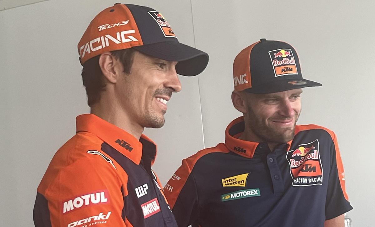 Maverick Viñales y Brad Binder, campañero de KTM, conversan con Cal Crutchlow, que no aparece en la foto.