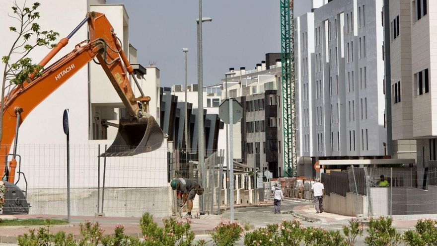 Excavadoras y empleados de la construcción trabajando en una zona de nuevas viviendas en la pedanía murciana de Churra.