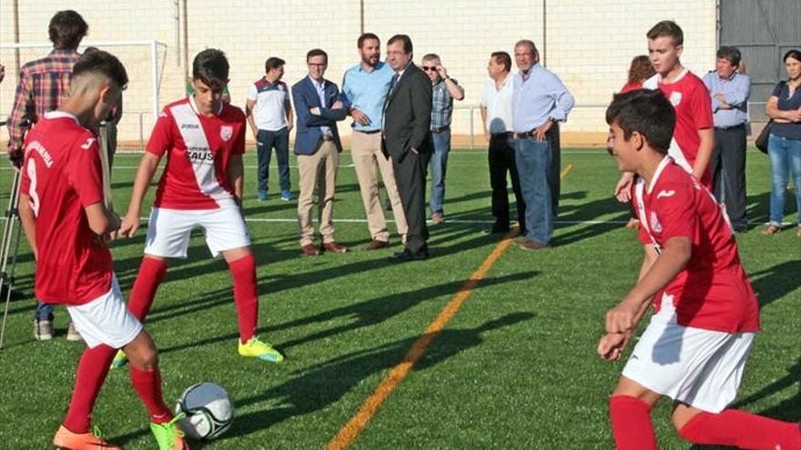 La localidad estrena un campo de fútbol con césped artificial